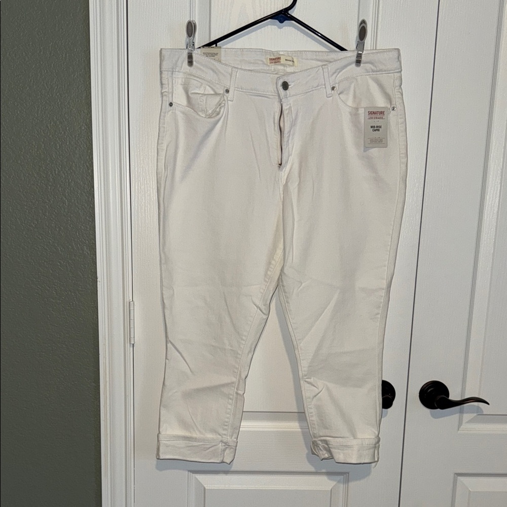Signature by Levi Strauss White Capris
